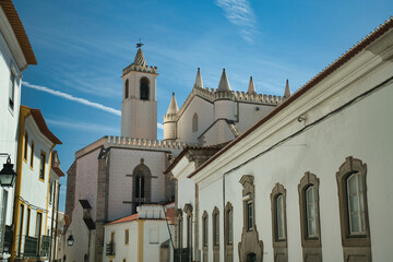 Portugal, oficialmente la República Portuguesa, es un Estado de Europa Meridional, fundado en 1143, que ocupa una superficie total de 92.212 km2. La parte continental está situada en el extremo suroes