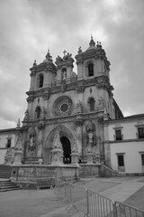 Portugal, oficialmente la República Portuguesa, es un Estado de Europa Meridional, fundado en 1143, que ocupa una superficie total de 92.212 km2. La parte continental está situada en el extremo suroes