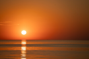 Obraz premium pinkish blue seawater against a pink western sky