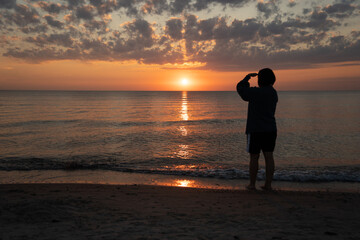 Fototapeta premium pinkish blue evening sky against the sea