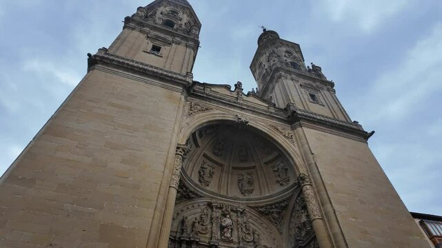 Paneo de la fachada de la Concatedral de Santa Mar&iacute;a de la Redonda en Logro&ntilde;o, La Rioja, Espa&ntilde;a. Septiembre de 2024.