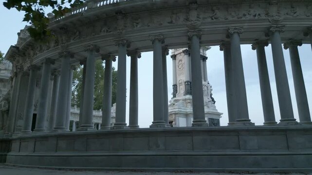 (Vista dron) Columnata que rodea el Monumento a Alfonso XII situado en el Parque del Retiro de Madrid, Espa&ntilde;a. Septiembre de 2024.