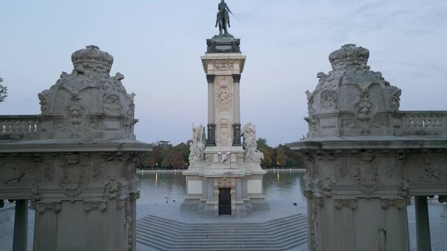 (Vista dron)  Monumento a Alfonso XII situado en el Parque del Retiro de Madrid, Espa&ntilde;a. Septiembre de 2024.