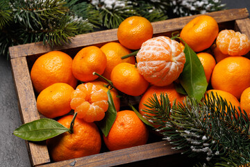 Festive citrus joy: Tangerines in a holiday-themed box