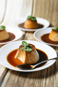 Flanes de caramelo con menta