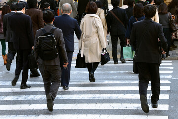 Obraz premium Nihonbashi-Hakozaki-cho, Chuo-ku, Tokyo, Japan Asia - People crossing the street, Hakozaki junction near Tokyo City Terminal, Bisiness City District