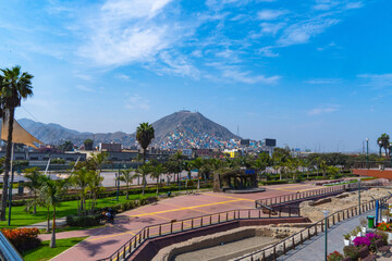 Hermosa vista panorámica del emblemático cerro San Cristóbal en lima Perú