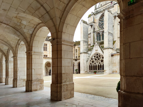 Renovation du clo&icirc;tre de l'abbaye St-Germain &agrave; Auxerre (Yonne)