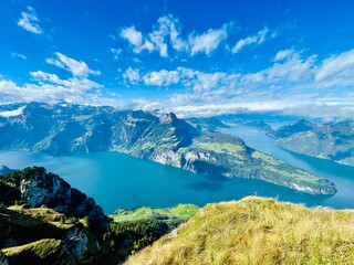 Obraz premium Blick auf den See in den Schweizer Berge- idyllisch Aussicht 