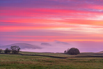 Fototapeta premium Back Tor and Loose Hill peaks at sunrise. Mam Tor in Peak District. England