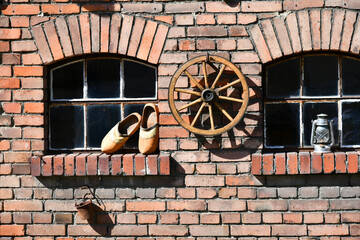 Holzschuhe, Wagenrad und Petroleumlampe