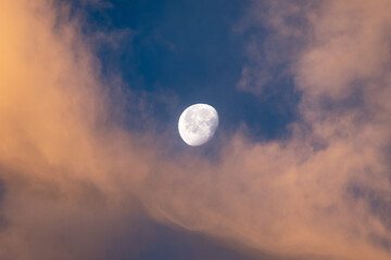 Mond am Tanga in Wolken umhüllt
