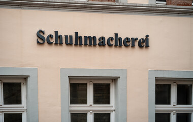 Obraz premium Schumacherei Schriftzug an einem Handwerkergeschäft für Schuhe.