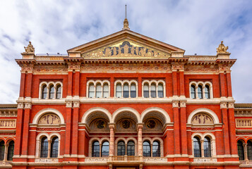 Fototapeta premium Victoria and Albert museum in South Kensington, London, UK