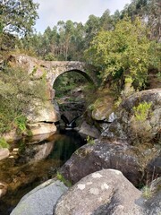 Puente sobre el río Almofrei en Cotobade, Galicia