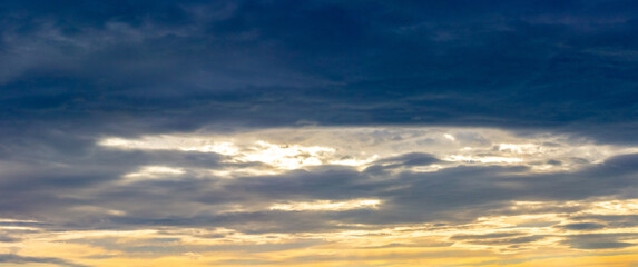 Obraz premium evening sky with dark blue clouds above after sunset
