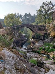 Puente sobre el río Almofrei en Cotobade, Galicia