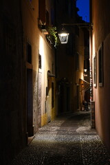 Durchgang in Malcesine, abends