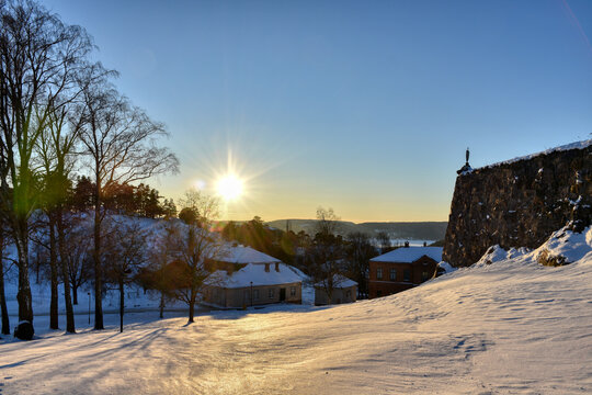 Halden, Festung, Norwegen, Fredriksten, Grenzfestung, majest&auml;tisch, Winter, verschneit, &Oslash;stfold, Fredrikshald, Berg, Festungsmauer, imposant, gewaltig, Turm, Wahrzeichen, Sehensw&uuml;rdigkeit, Fjord, Schu