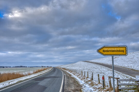 Deich, Nordsee, Wegweiser, Verkehrszeichen, Norderfriedrichskoog, Schutz, Damm, Stra&szlig;e, Asphalt, Kurve, Winter, Jahreszeit, Schnee, Eis, Januar, Stra&szlig;endamm, K&uuml;ste, Schutz, Sicherheit, Hochwasser, Leb