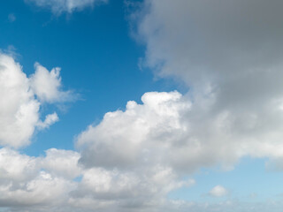 Obraz premium The sky is cloudy and the sun is shining through the clouds