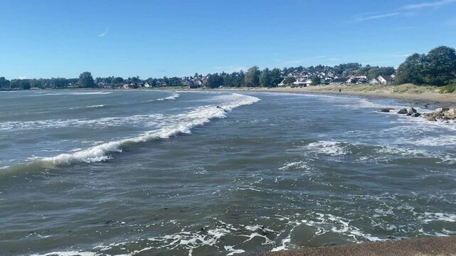 Sea view with waves and shore scenery, houses and trees in the background, cloudy sky, beach, Oslofjord, T&ouml;nsberg, Norway, Europe