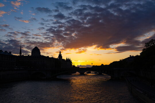 Sunset over the Siene, in Paris