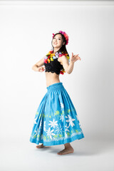 白背景にフラダンサーの女性が笑顔で手を広げている姿