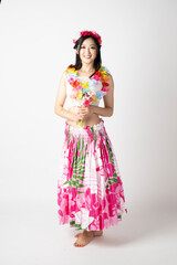 白背景にフラダンサーの女性が笑顔で手を広げている姿