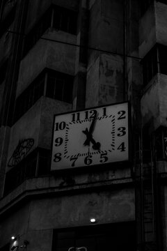 Pr&eacute;dio e hora.
