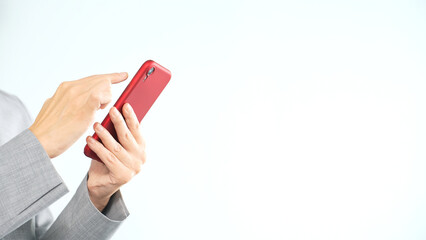 スマホを使う女性ビジネスパーソン © metamorworks