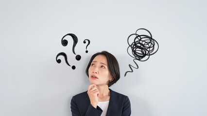 悩む女性ビジネスパーソン