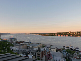 Obraz premium Sunset over cityscape and river