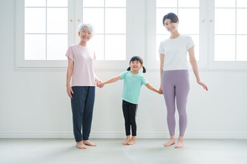 Fototapeta premium スポーツウェアの女性家族