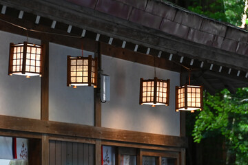 Obraz premium 神社で見つけた明かり