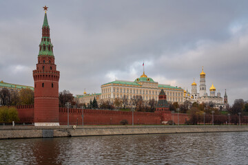 Obraz premium The Grand Kremlin Palace, the Blagoveshchenskaya and Vodovzvodnaya Towers of the Kremlin Wall and the ensemble of the Kremlin Cathedral Square from the embankment of the Moskva River, Moscow, Russia