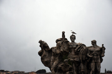 Obraz premium A bird standing on the top of the statue in Castello di Sant' Angelo, Rome