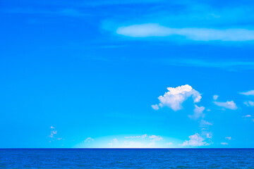 Obraz premium Nature of the beach and sea Summer with sunshine, sandy beaches, clear blue waters sparkling against the blue sky. On an island with good ecology and environment Background for summer vacation