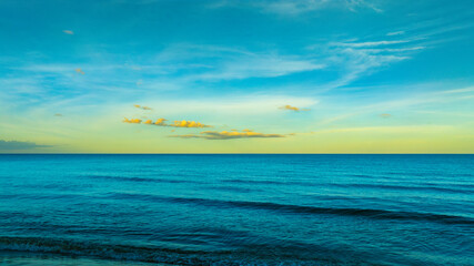 Obraz premium Enjoy a panoramic view of the skyline. The sun rises in the morning sky with colorful clouds. and beautiful cloud patterns In the soft light of the morning 