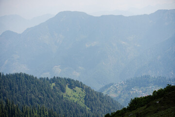 Naklejka premium India's breathtaking mountain views boast majestic peaks, lush valleys, and serene landscapes in Shoja Himachal pradesh india. 