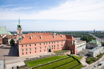 Obraz premium Beautiful view of Warsaw Royal Castle - Warsaw Old Town on the Vistula River, Poland