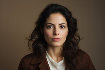 Naklejka premium Portrait of a beautiful young brunette woman in a brown jacket