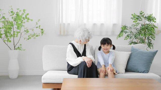 女の子とおばあさんのツーショット　ファミリーイメージ
