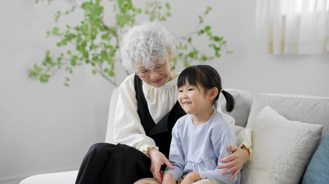 女の子とおばあさんのツーショット　ファミリーイメージ