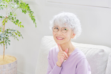 想像するシニア女性　リビングルーム