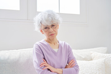 考えるシニア女性　リビングルーム