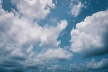 Naklejka premium Peaceful Atmosphere: Cumulus Clouds Drifting Through a Radiant Blue Sky.