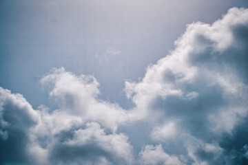 Obraz premium Serene Sky: Cumulus Clouds Adrift in Soothing Blue Gradient