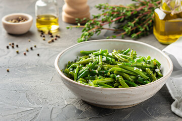 cooked green beans in the bowl on the table in the kitchen