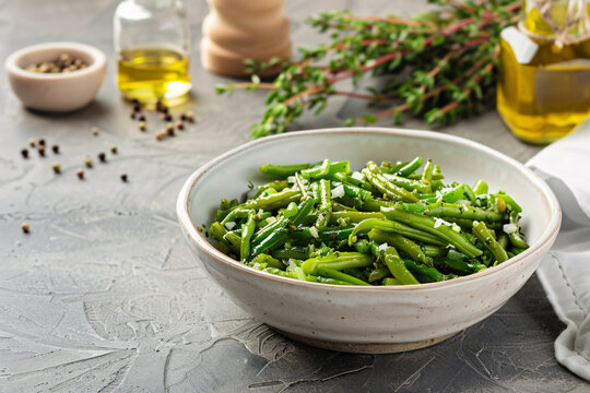 cooked green beans in the bowl on the table in the kitchen